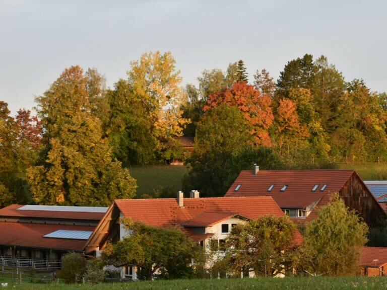 Bild vom Schönberghof mit herbstlichem Hintergrund.