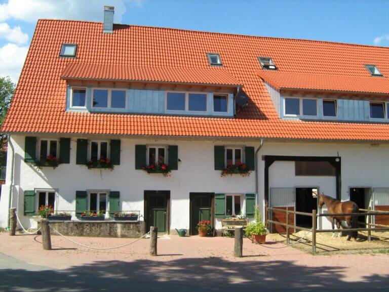 Foto des renovierten Bauernhauses auf dem Schönberghof.