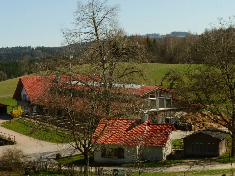 Blick auf den großen Stall von einem benachbarten Berg aus.