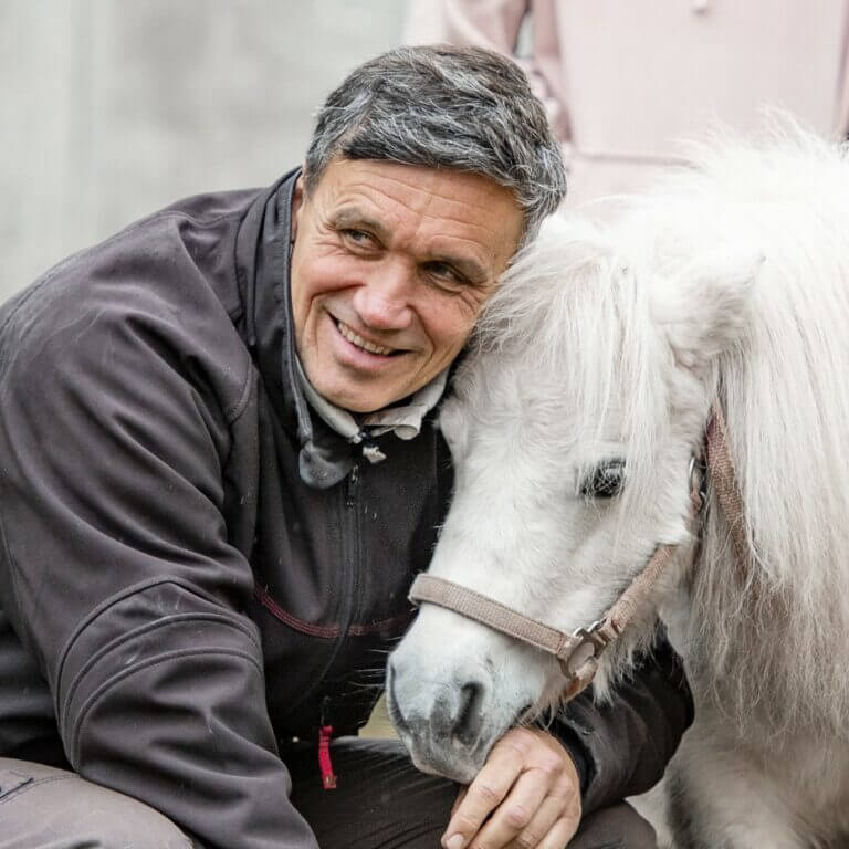 Markus im Kontakt mit einem Pony